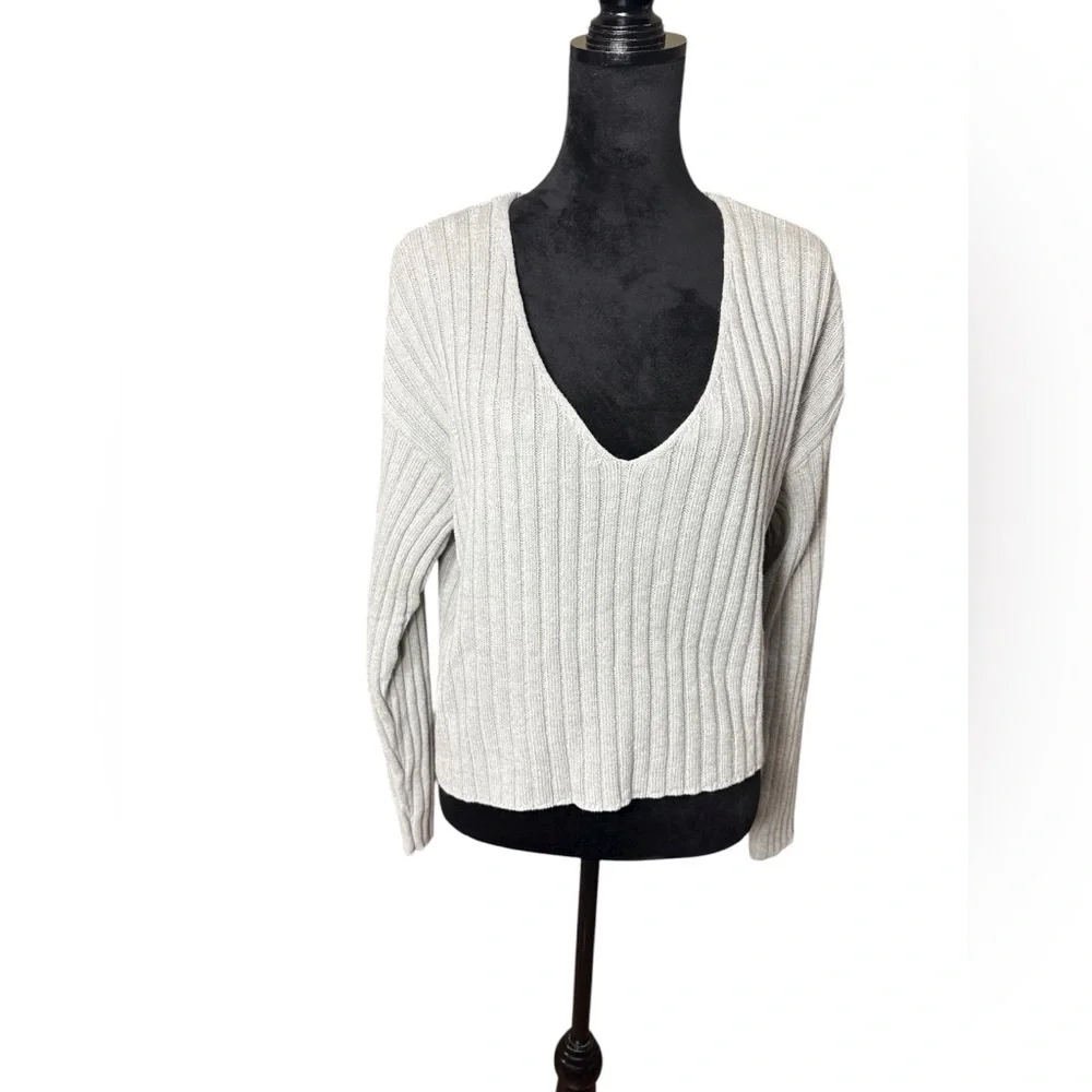 Abound Gray Ribbed Knit V-Neck Sweater NWT Size M Soft Cotton Blend - Picture 2 of 9